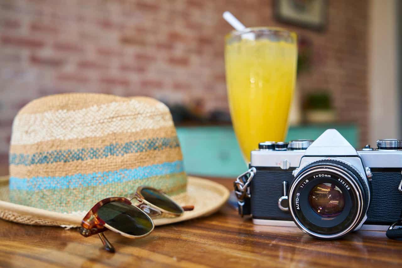 In foto, un cappello e una macchina fotografica.