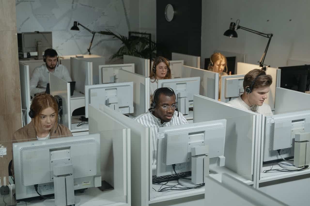 In foto, degli operatori di un call center al lavoro.