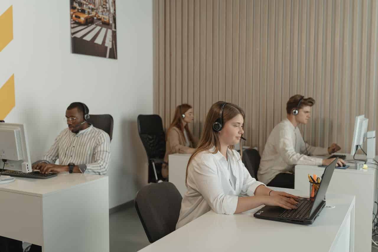 In foto, gli operatori di un call center al lavoro.