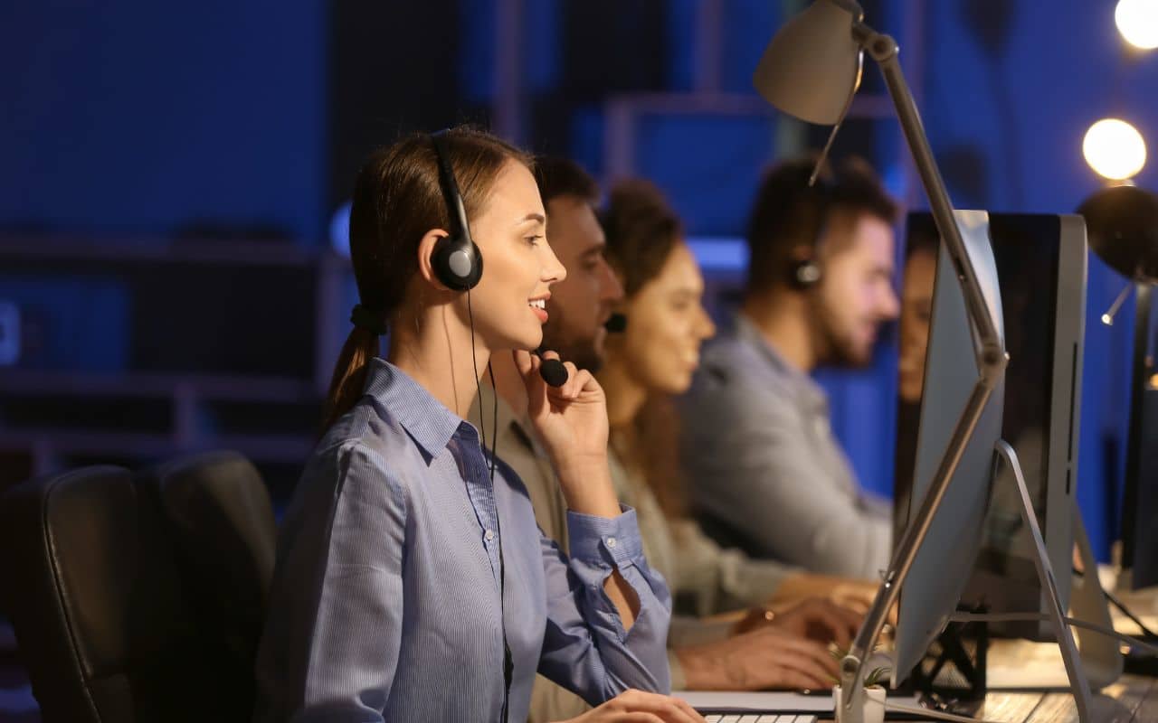 In foto, gli operatori di un call center al lavoro.