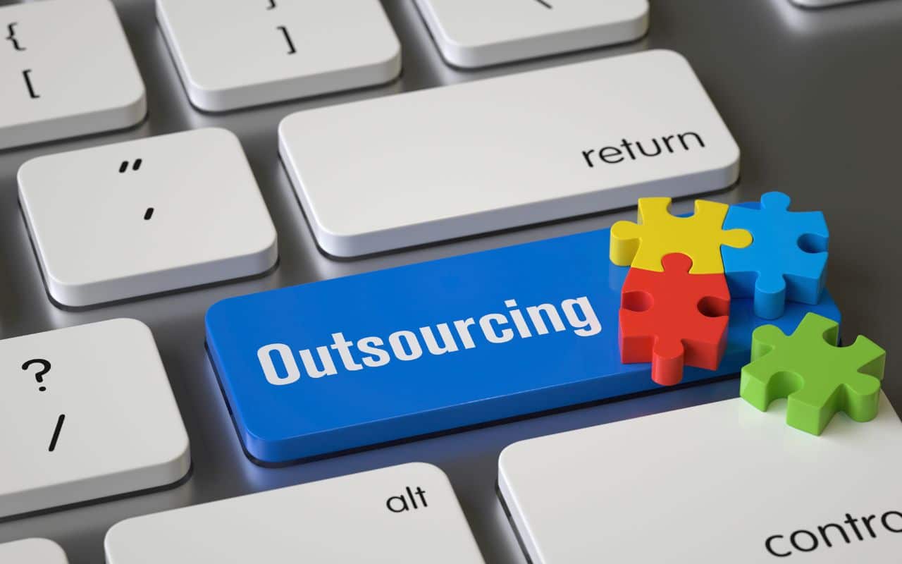 In foto, la parola "outsourcing".