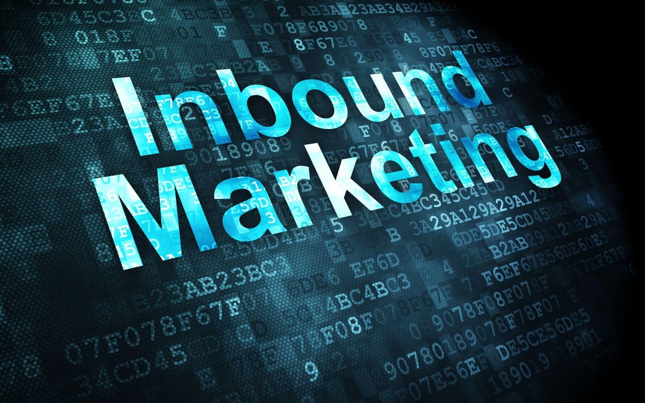 Grafica digitale con la scritta "Inbound Marketing" in lettere blu luminose su uno sfondo scuro ricco di codici numerici e alfanumerici.